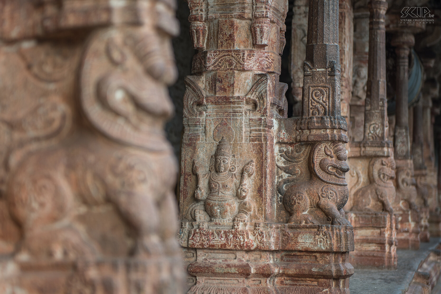 Hampi - Virupaksha tempel De prachtige pilaren rondom de tweede binnenplaats van de Virupaksha tempel. Stefan Cruysberghs